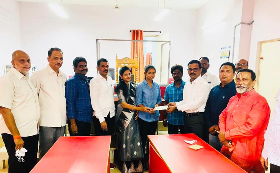 Cheque of Rs.15,000/- to the Archery student Kruthisha Patel towards her archery coaching